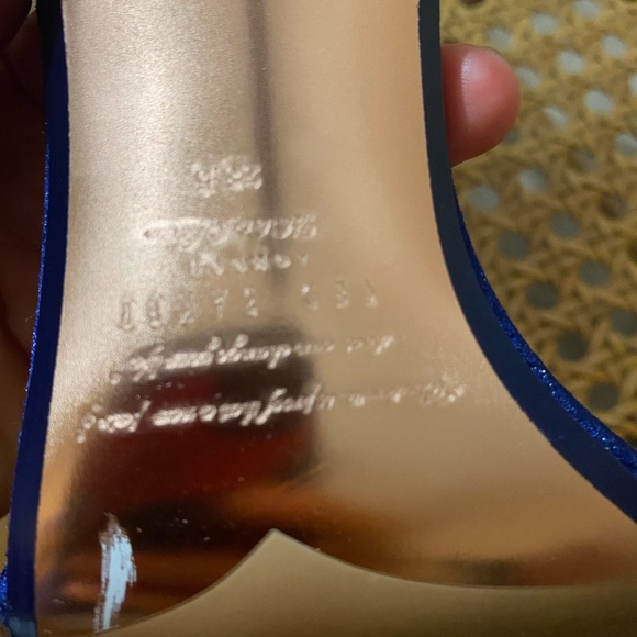 Blue velvet dress shoes by Ted Baker with plush side bow. Stunning shoe - Picture 3 of 4